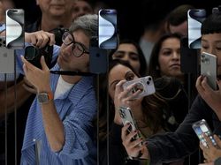 Rela Berdesakan Demi Jajal iPhone 15