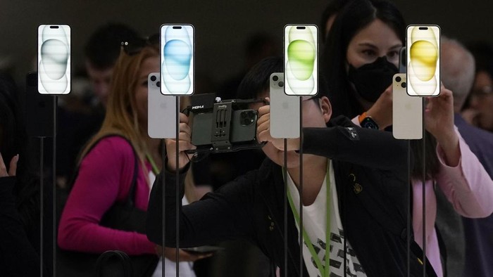 The iPhone 15 and 15 Plus are displayed after their introduction on the Apple campus Tuesday, Sept. 12, 2023, in Cupertino, Calif. (AP Photo/Jeff Chiu)