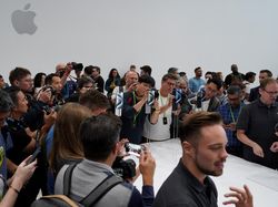 Rela Berdesakan Demi Jajal iPhone 15