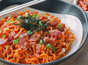 6 Tempat Makan Mie Pedas di Makassar, Mulai Mie Gacoan hingga Wizzmie