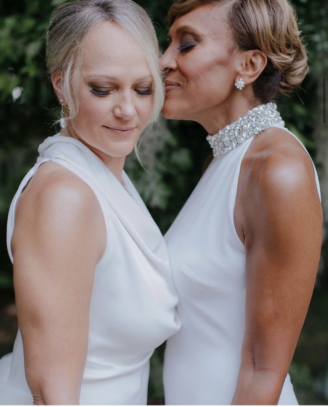 Pernikahan pasangan sesama jenis ini tentu saja jadi kontroversi. Banyak ucapan selamat tentang peresmian hubungan mereka, namun ada juga ujaran kebencian.  Foto: Dok. Instagram fotografer @chrisjevansphoto