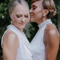 Pernikahan pasangan sesama jenis ini tentu saja jadi kontroversi. Banyak ucapan selamat tentang peresmian hubungan mereka, namun ada juga ujaran kebencian.  Foto: Dok. Instagram fotografer @chrisjevansphoto