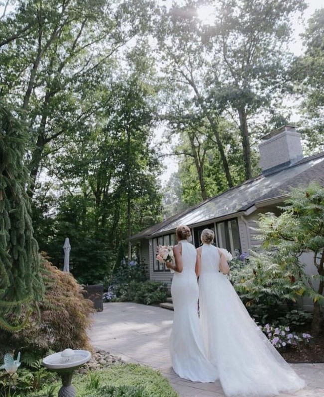 Robin dan Amber sama-sama mengenakan gaun pengantin putih.  Foto: Dok. Instagram fotografer @chrisjevansphoto