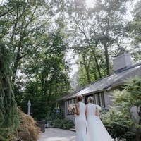 Robin dan Amber sama-sama mengenakan gaun pengantin putih.  Foto: Dok. Instagram fotografer @chrisjevansphoto