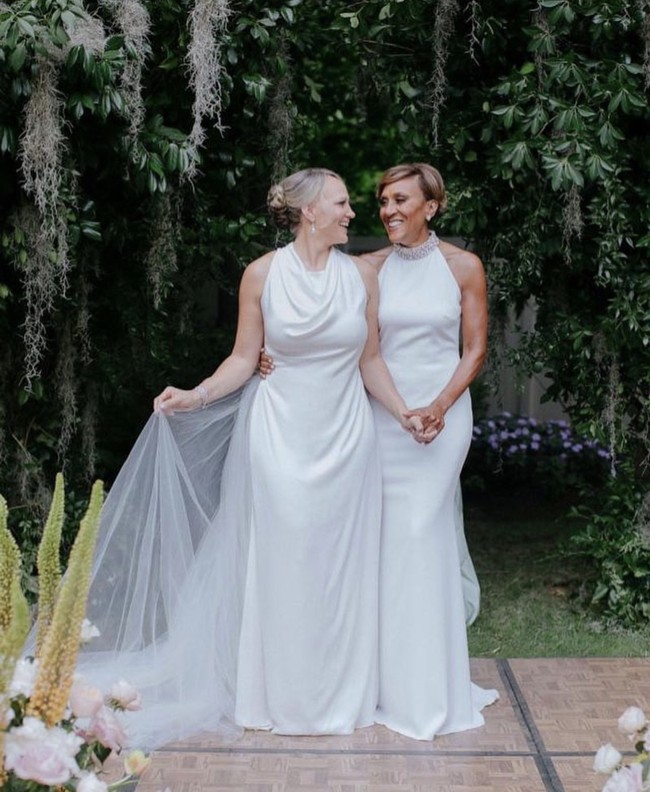 Busana tersebut dirancang oleh duo desainer Mark Badgley dan James Mischka yang proses penjaitannya berlangsung selama enam bulan. Foto: Dok. Instagram fotografer @chrisjevansphoto