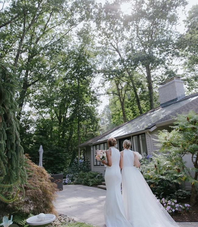 “Surga itu nyata tapi tidak bagi mereka yang melawannya. Tapi neraka itu bebas,” sindir netizen di postingan pernikahan sesama jenis pasngan tersebut.  Foto: Dok. Instagram fotografer @chrisjevansphoto