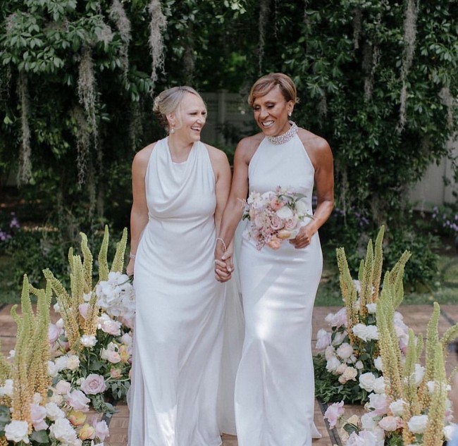 Inilah penampilan keduanya saat berjalan di altar.  Foto: Dok. Instagram fotografer @chrisjevansphoto