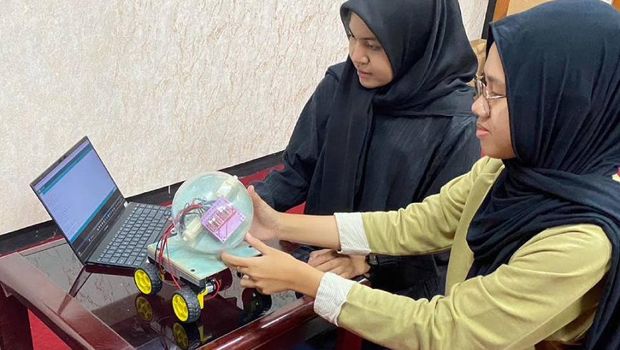 Robot pembasmi larva nyamuk penyebab DBD.