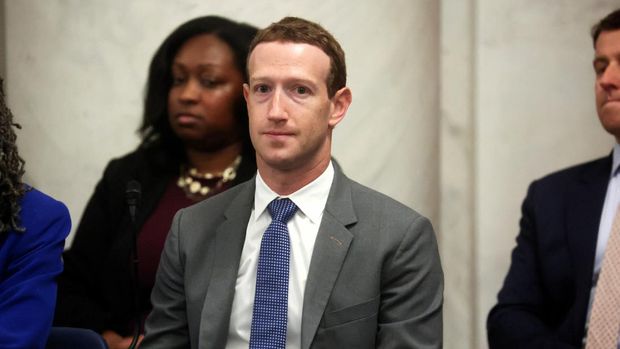 Salah satu pendiri Facebook dan CEO Meta Mark Zuckerberg duduk di kursinya di dalam Forum Wawasan Kecerdasan Buatan (AI) bipartisan untuk semua senator AS yang diselenggarakan oleh Pemimpin Mayoritas Senat Chuck Schumer (D-NY) di US Capitol di Washington, AS, 13 September , 2023. (REUTERS/Leah Millis)