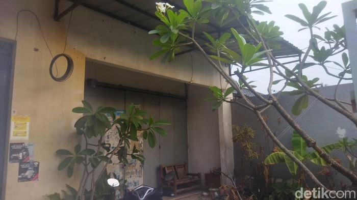 Salah satu ruko yang dijadikan studio rumah produksi film porno di kawasan Srengseng Sawah, Jagakarsa, Jaksel.