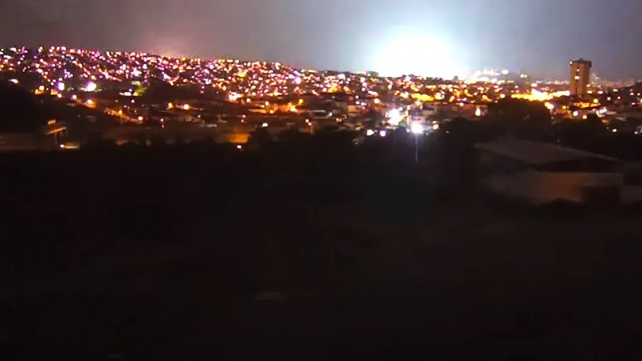 Sebuah cahaya misterius nampak dari sebuah rekaman video saat gempa mengguncang Maroko. (Dok. CNN Internasional)