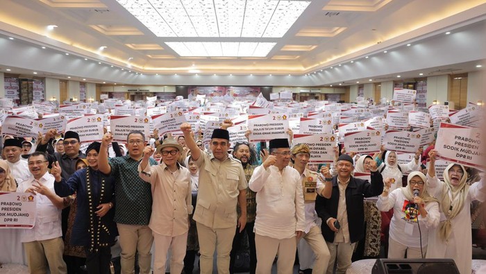 Sekjen Partai Gerindra Ahmad Muzani menghadiri deklarasi dukungan ribuan emak-emak yang tergabung dalam 540 majelis taklim se Kota Bandung dan Cimahi, di Kota Bandung.