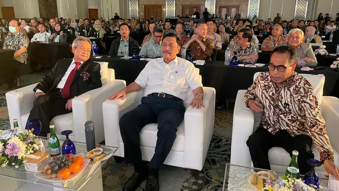 Seminar Nasional Kupas Tuntas Kendaraan Listrik Ikatan Alumni SMA Xaverius 1 Palembang (IKAXA) menggelar seminar nasional bertajuk βKendaraan Listrik, Potensi dan Tantangannya di Indonesia