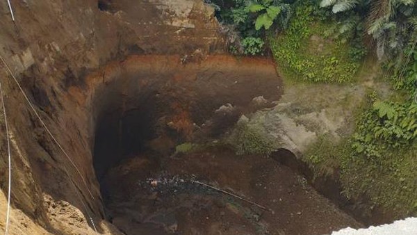 Penampakan Lubang Raksasa di Jalur Wisata Gianyar