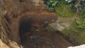 Penampakan Lubang Raksasa di Jalur Wisata Gianyar