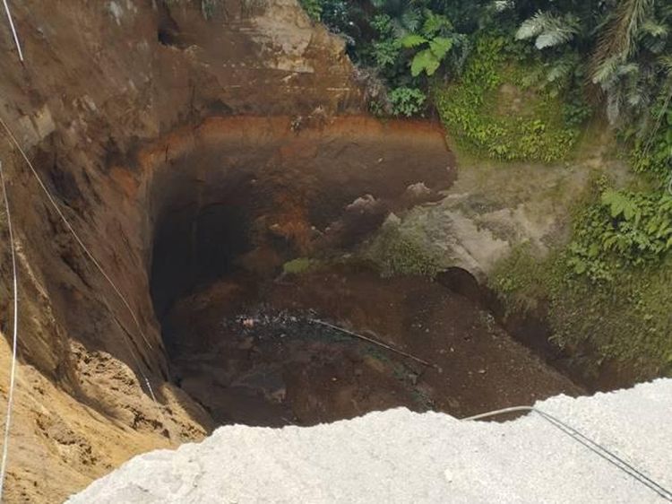 Penampakan Lubang Raksasa di Jalur Wisata Gianyar