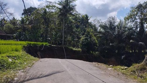 Selain akses wisata, jalan yang ambles tersebut juga digunakan warga sebagai jalan untuk beraktivitas sehari-hari, seperti ke sekolah dan ke sawah.
