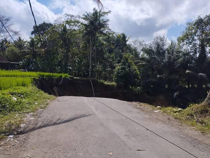 Selain akses wisata, jalan yang ambles tersebut juga digunakan warga sebagai jalan untuk beraktivitas sehari-hari, seperti ke sekolah dan ke sawah.