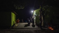Harapan warga proyek ini mungkin dapat membuka lapangan kerja, namun mereka khawatir akan kehilangan mata pencaharian tradisional mereka karena nelayan, petani dan semakin banyak ekowisata yang menjadi tuan rumah karena debu dan abu menutupi ladang mereka.