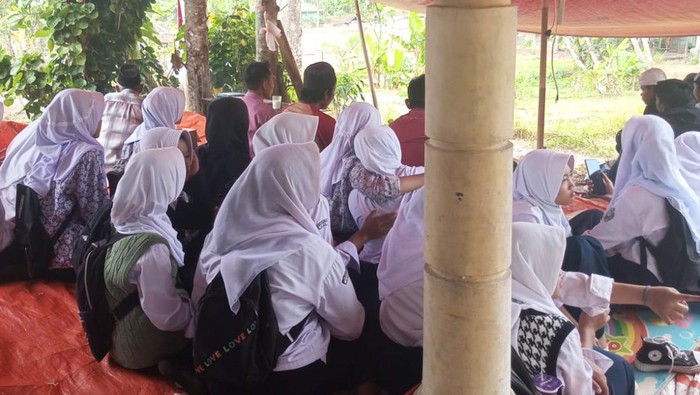 Siswa Mts di Cianjur berziarah ke makam Denis, korban tendangan maut.