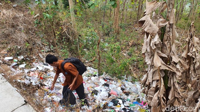 SMK Teruna Jaya I Kapanewon Nglipar, Kabupaten Gunungkidul, Soleh Eko Wibowo memulung sampah setiap pulang sekolah. Foto diambil Kamis (14/9/2023).