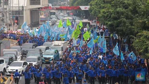 Suasana kendaraan tersendat saat aksi longmarch ratusan massa buruh di kawasan MH THamrin Sarinah, Jakarta, Kamis (4/9/2023). (CNBC Indonesia/Muhammad Sabki)