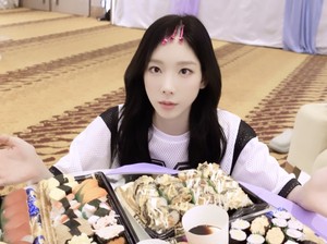 Taeyeon SNSD Cicip Sushi AEON Saat di Indonesia, Netizen Bilang Begini