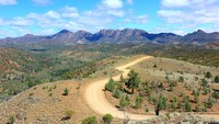Ini adalah cagar alam terbesar di Australia yang masih baru. Mencakup 36.000 kilometer persegi, Taman Nasional Gurun Munga-Thirri-Simpson dideklarasikan pada tahun 2021 untuk melindungi lanskap gurun yang sangat indah di ujung utara Australia Selatan (Foto: Taman Nasional Gurun Munga-Thirri-Simpson)