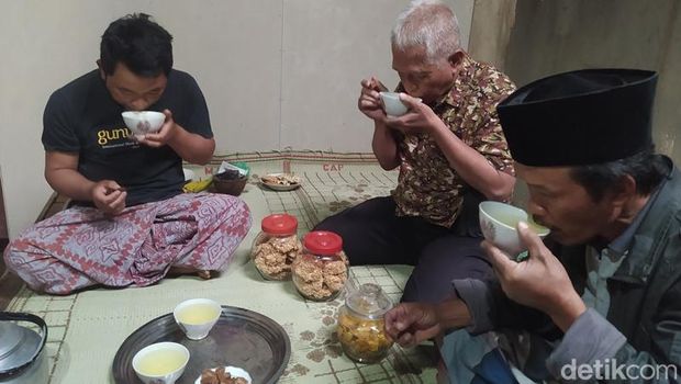 Teh trasan, tradisi minum teh di Kecamatan Ngablak, Magelang, Kamis (14/9/2023).