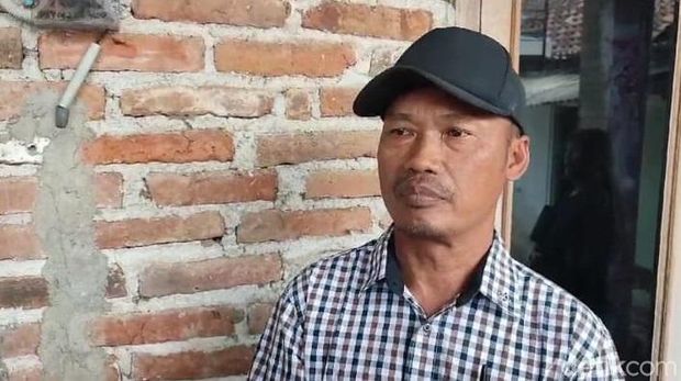 Tembok 2 meter yang menutup gang akses jalan ke rumah Sunarto di Ponorogo.