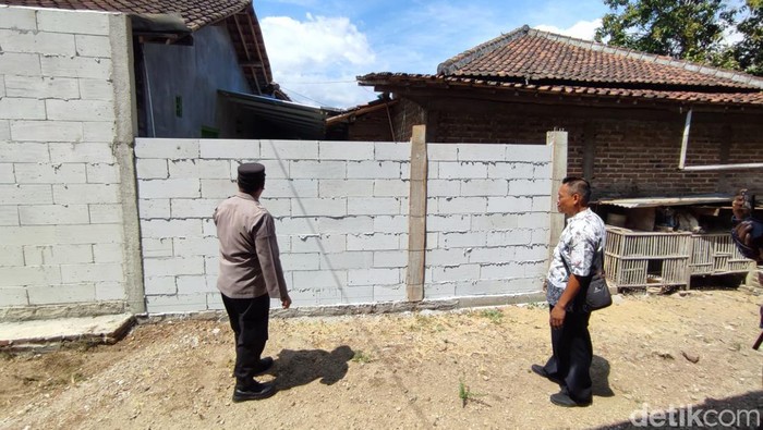 Tembok 2 meter yang menutup gang akses jalan ke rumah Sunarto di Ponorogo.