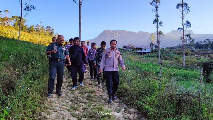 Tim SAR gabungan mencari keberadaan lansia yang hilang saat mendaki di Gunung Bawakaraeng.