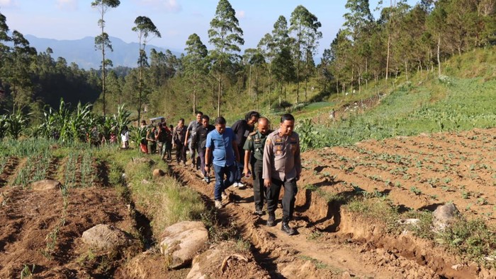 Tim SAR gabungan mencari keberadaan lansia yang hilang saat mendaki di Gunung Bawakaraeng.