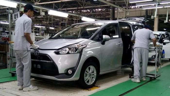 Toyota Sienta. Toyota Sienta.