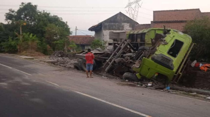 Truk kecelakaan di Sumedang