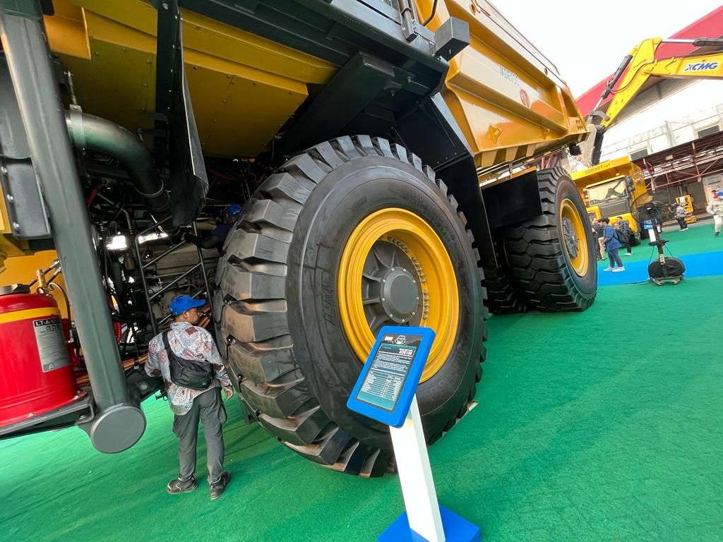 Truk tambang XCMG XDE130