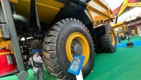 Bicara spesifikasi, ban ini memiliki diameter luar hingga 3 meter, lebar 92 centimeter, dan tinggi tapak ban 87,1 centimeter. Foto: Luthfi Anshori/detikOto