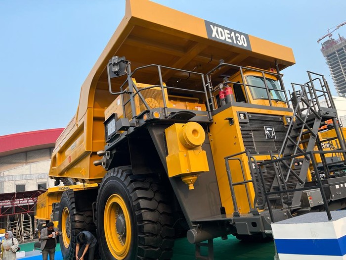 Truk tambang XCMG XDE130