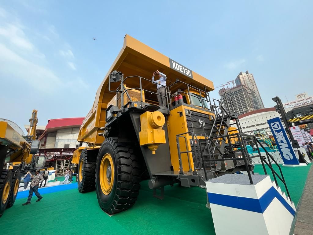 Truk tambang XCMG XDE130