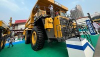 Ban harga ratusan juta rupiah tersebut salah satunya digunakan oleh mining  dump truck XCMG XDE130 yang mejeng di pameran Mining Indonesia 2023,  JIExpo Kemayoran, Jakarta. Ban ini bermerek Luan dengan tipe 33.00R51. Ban ini diproduksi oleh Haian Rubber Group. Foto: Luthfi Anshori/detikOto
