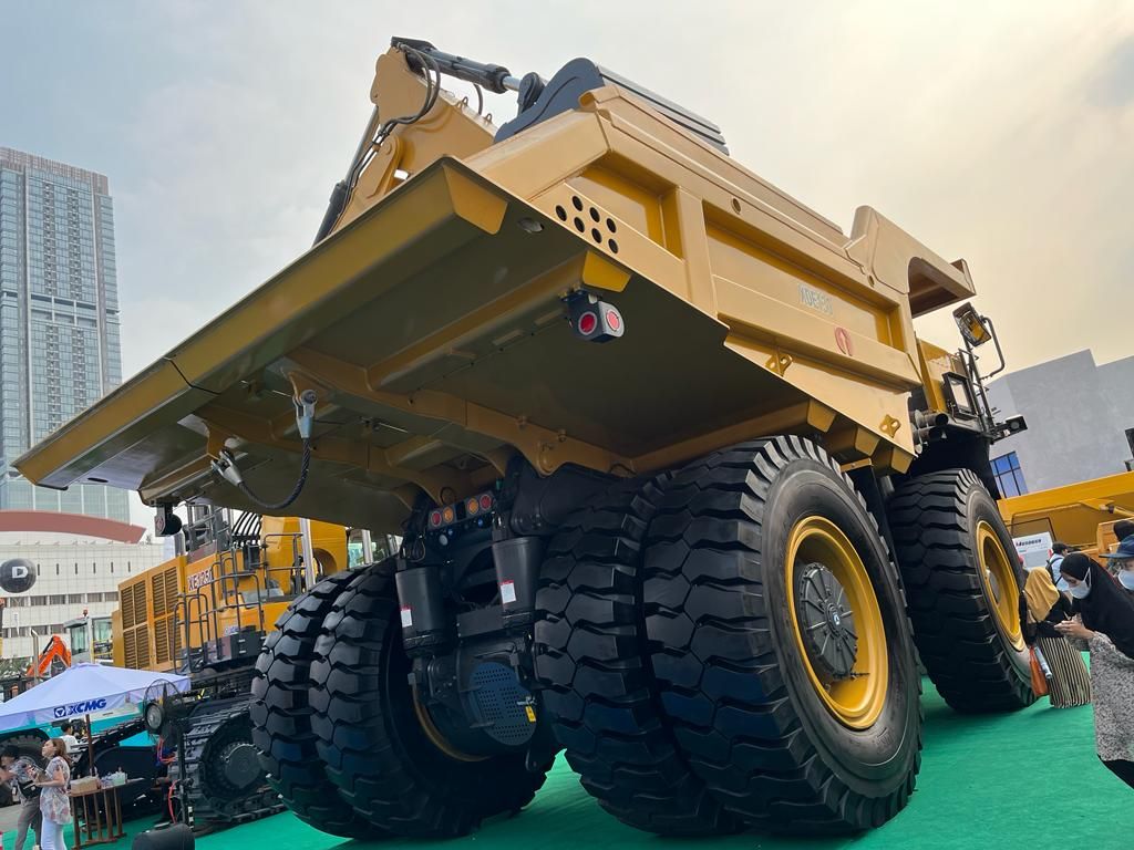 Truk tambang XCMG XDE130