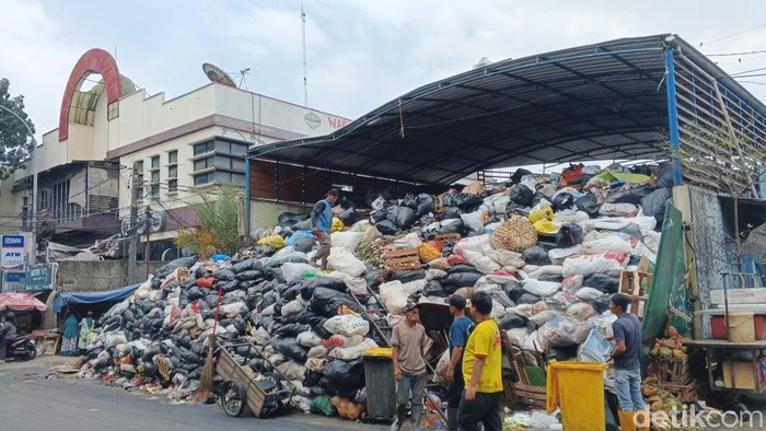 Tumpukan sampah di TPS Sederhan.