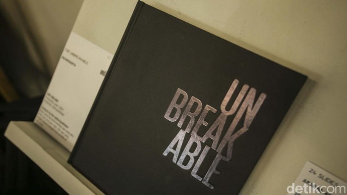 Fotografer Beawiharta saat melaunching buku Unbreakable di MBlok, Jakarta, Kamis (14/9/2023). Buku ini berisi foto Beawiharta bertugas di media.