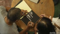 Usai launching buku, para pengunjung turut mendapatkan tanda tangan langsung dari Beawiharta.  