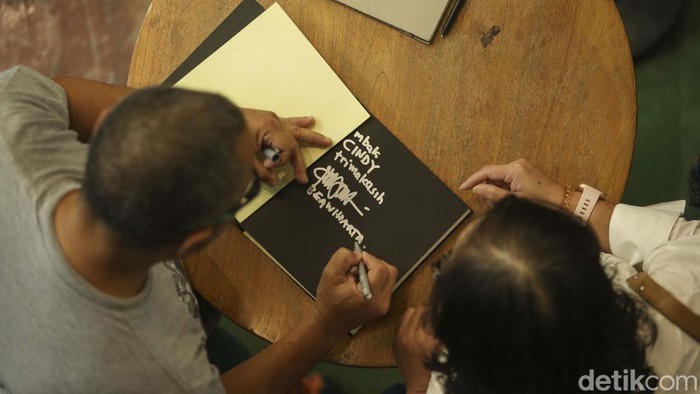 'Unbreakable' Perjalanan Bertugas Sang Fotografer Fotografer Beawiharta saat melaunching buku Unbreakable di MBlok, Jakarta, Kamis (14/9/2023). Buku ini berisi foto Beawiharta bertugas di media.
