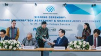 Penandatanganan Perjanjian Pemegang Saham dan Perjanjian Penyertaan Saham antara CCSIKD - Mitsui - Pracheta dalam Joint Venture di PT Varuna Cahaya Santosa (VCS) oleh (dari kiri ke kanan): Director Pracheta Bapak Omar Syarif Nasution, President Director CCSIKD Bapak Peter Djatmiko, President Director PT Mitsui Indonesia Bapak Shinichi Kikucihara dan Mitsui & Co., Ltd., Bapak Kazuhiro Azuma (Dokumen VCS).