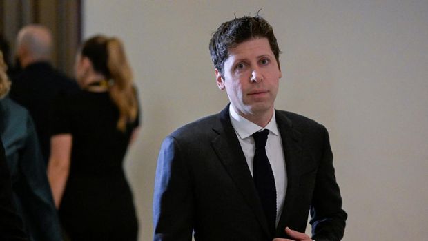 Sam Altman, CEO kreator ChatGPT OpenAI, tiba di Forum Wawasan Kecerdasan Buatan (AI) bipartisan untuk semua senator AS nan diselenggarakan oleh Pemimpin Mayoritas Senat Chuck Schumer (D-NY) di US Capitol di Washington, AS, 13 September 2023. (REUTERS/Craig Hudson)