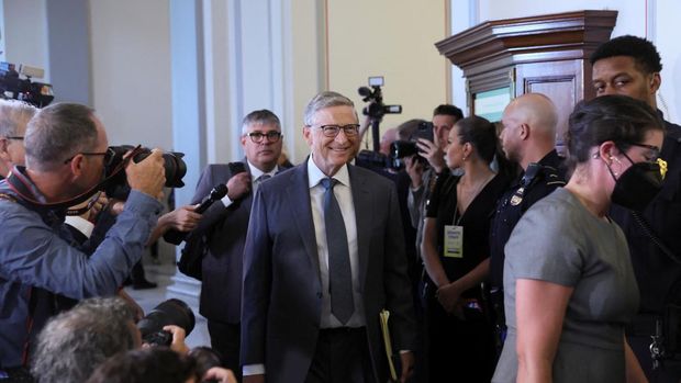 Mantan CEO Microsoft Bill Gates tiba di Forum Wawasan Kecerdasan Buatan (AI) bipartisan untuk seluruh senator AS yang diselenggarakan oleh Pemimpin Mayoritas Senat Chuck Schumer (D-NY) di US Capitol di Washington, AS, 13 September 2023. (REUTERS/Leah Millis)