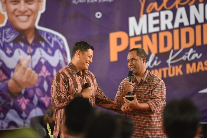 Wali Kota Kediri Abdullah Abu Bakar memberikan arahan kepada para kepala sekolah terkait sistem pendidikan di Kota Kediri.