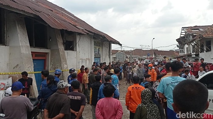 Warga berkerumun di depan pabrik penggilingan gabah Tasikmalaya